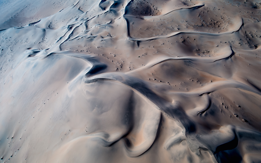 Die Erosion von Karbonatgeröllen und lokalen Kalkkrusten führt zu diesen fantastischen Farben. Der Sand ist hier sehr feinkörnig Photo © 2016 Jürgen Wettke. All rights reserved.
