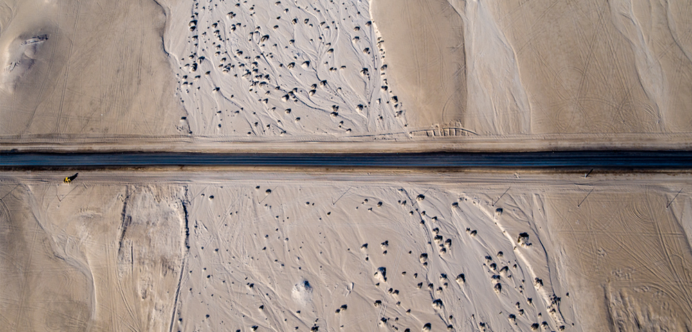Eine der wenigen geteerten Straßen Namibias von der Walvis Bay nach Swakopmund Photo © 2016 Jürgen Wettke. All rights reserved.