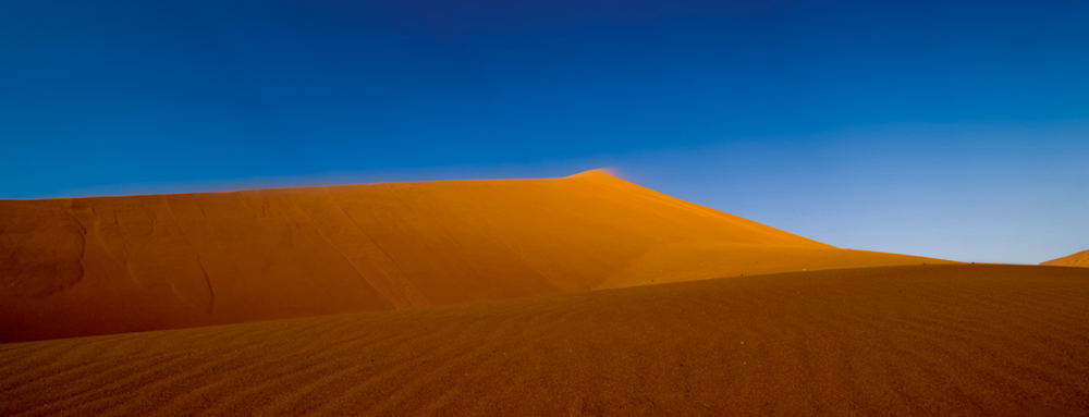 Die Dünen von Sossusvlei zählen zu den beeindruckendsten Naturschätzen, die Namibia zu bieten hat Photo © 2016 Jürgen Wettke. All rights reserved.
