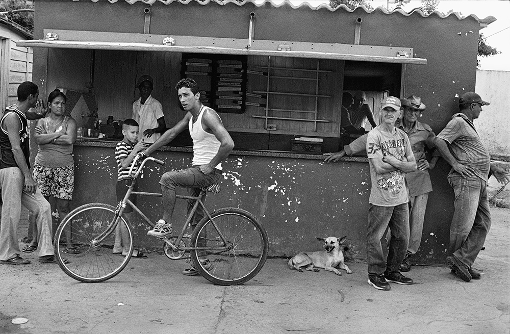 afe, Road to Viñales, Pinar del Río, 2015 Photo © 2017 Elliott Erwitt/Magnum Photos. All rights reserved