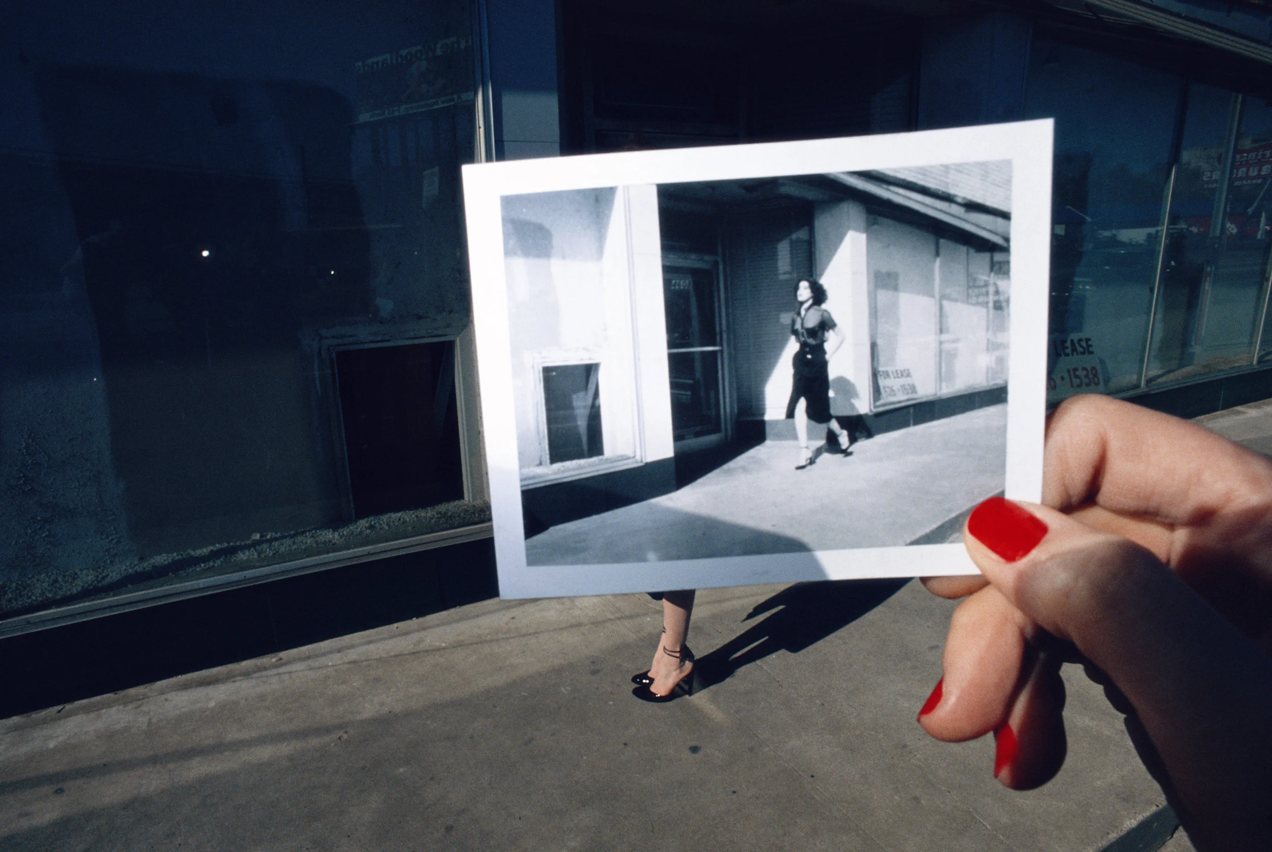 Guy Bourdin Charles Jourdan 1978 C-Print auf Fujiflex © The Guy Bourdin Estate 2017, Courtesy Louise Alexander Gallery