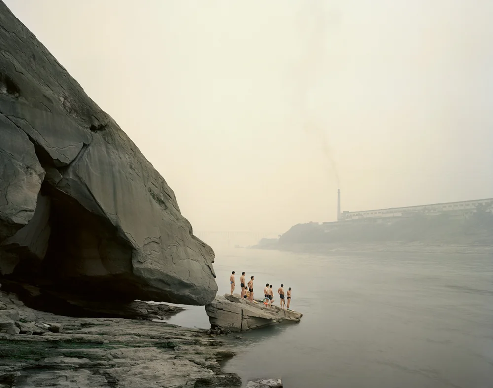 Badende, Yibin, Sichuan 2007, Serie: Yangtze, The Long River, Earth Photo © Nadav Kander