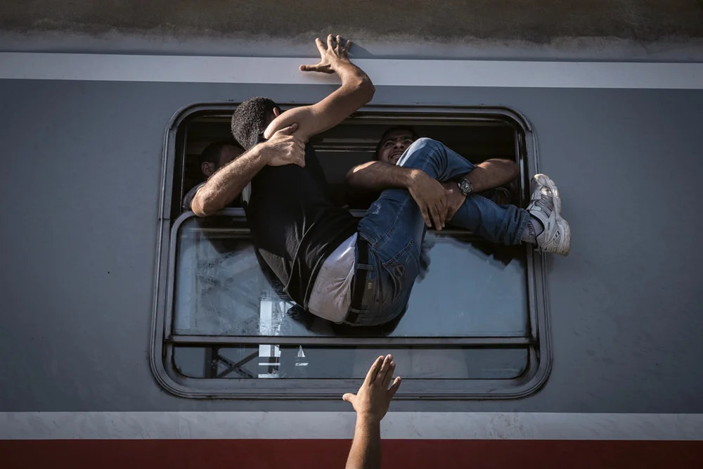 Verzweifelte Flüchtlinge springen im Bahnhof von Tovarnik an der serbischen Grenze auf den Zug nach Zagreb, Freitag, 18. September 2015. 2015 Serie: Europe Migration Crisis, Space Photo © Sergey Ponomarev