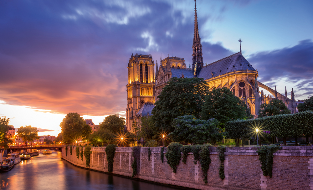 Notre-Dame, oder auch Notre-Dame de Paris („Unsere liebe Frau von Paris“) genannt, ist der Jungfrau Maria gewidmet, was mit der Darstellung der Marienkrönung über dem linken Portal der Westfassade betont wird. Die fünfschiffige Basilika thront an der Spitze der Île de la Cité Photo © 2019 Serge Ramelli. All rights reserved.