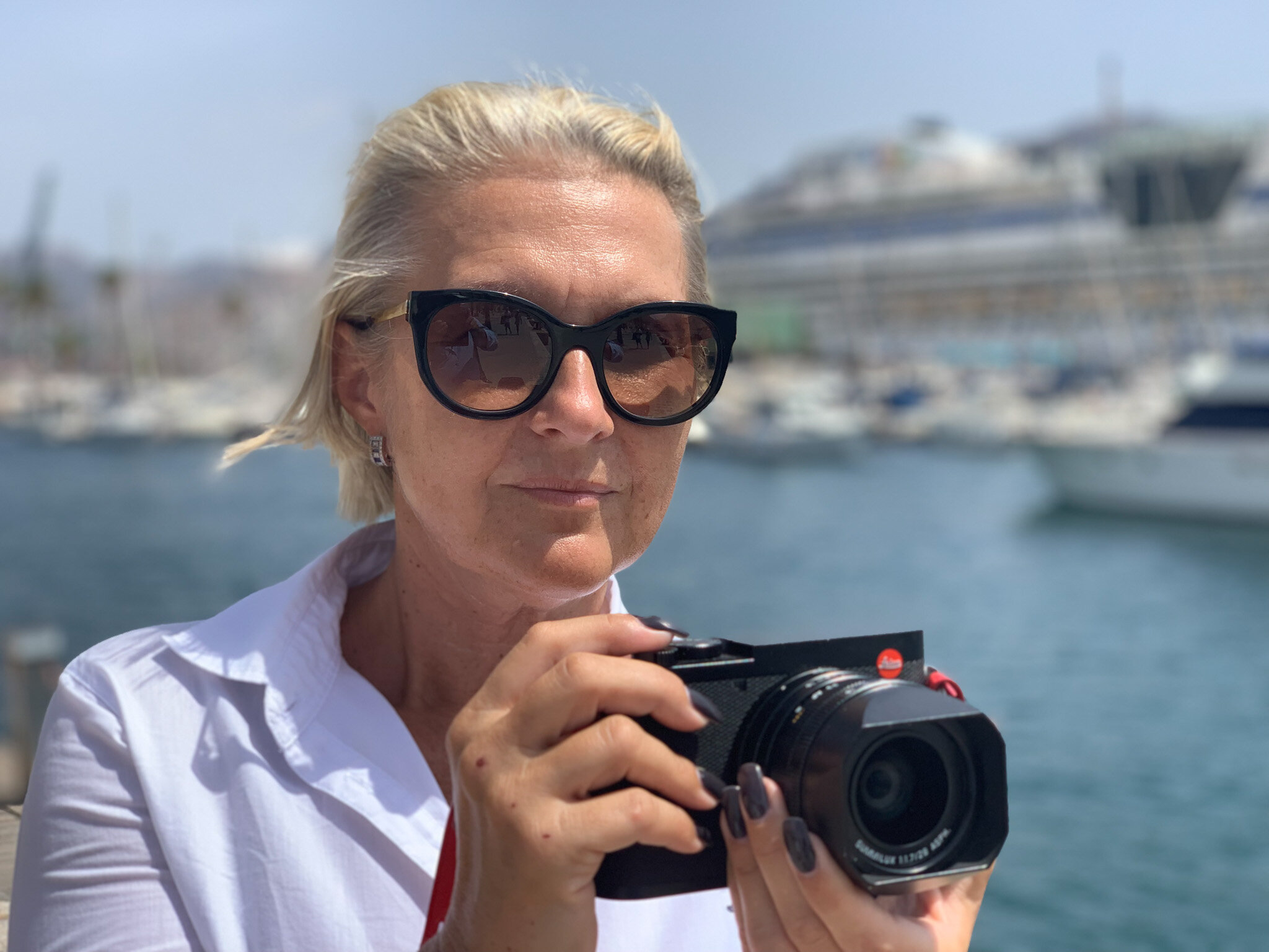 FOTOCULT Herausgeberin Nadja Gusenbauer mit der Leica Q2