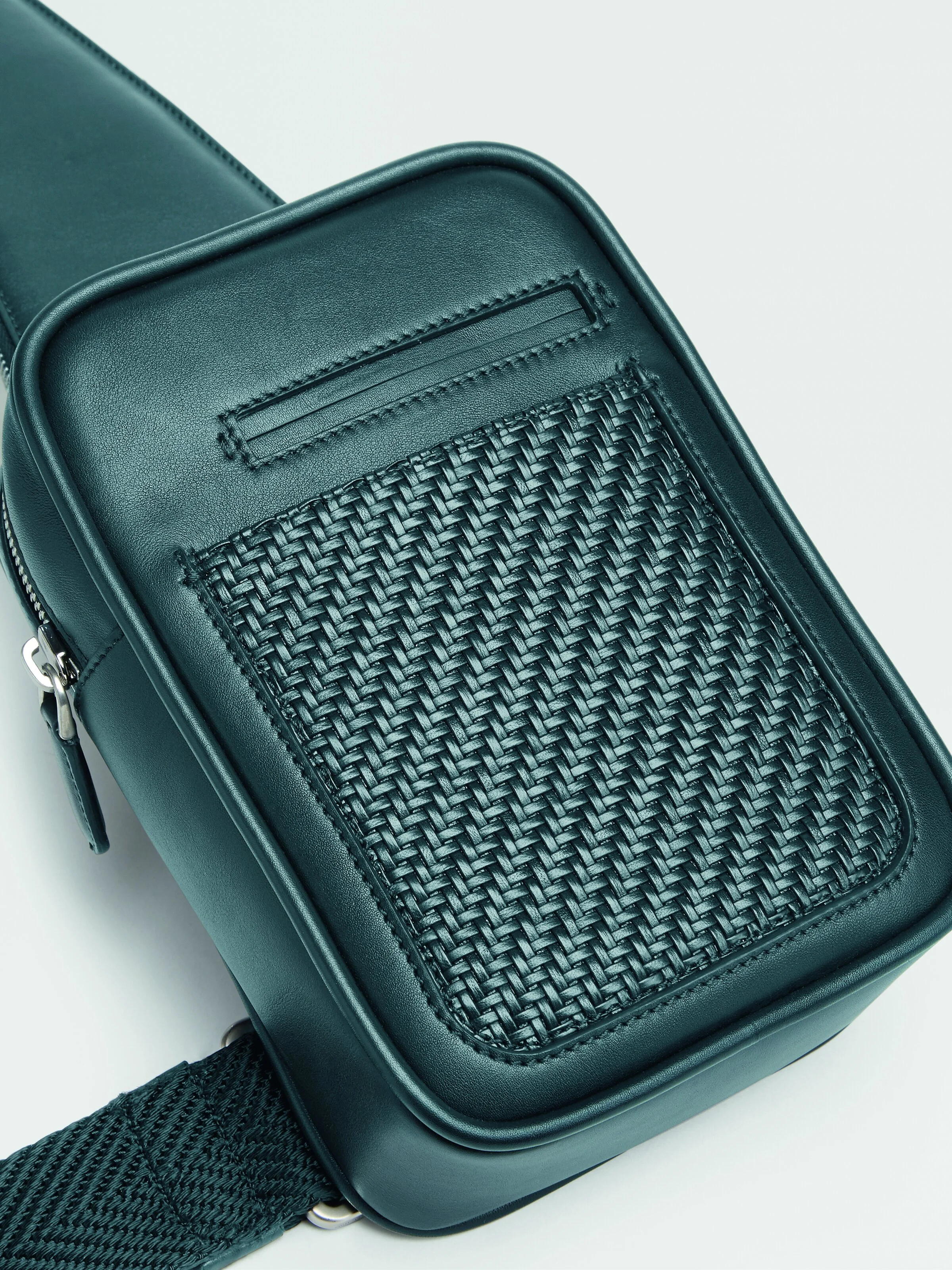 LHPTA-C1713C-SPB-R_LeicaCamera_Zegna_2020_InstaPackSpreaBlue_CMYK.jpg