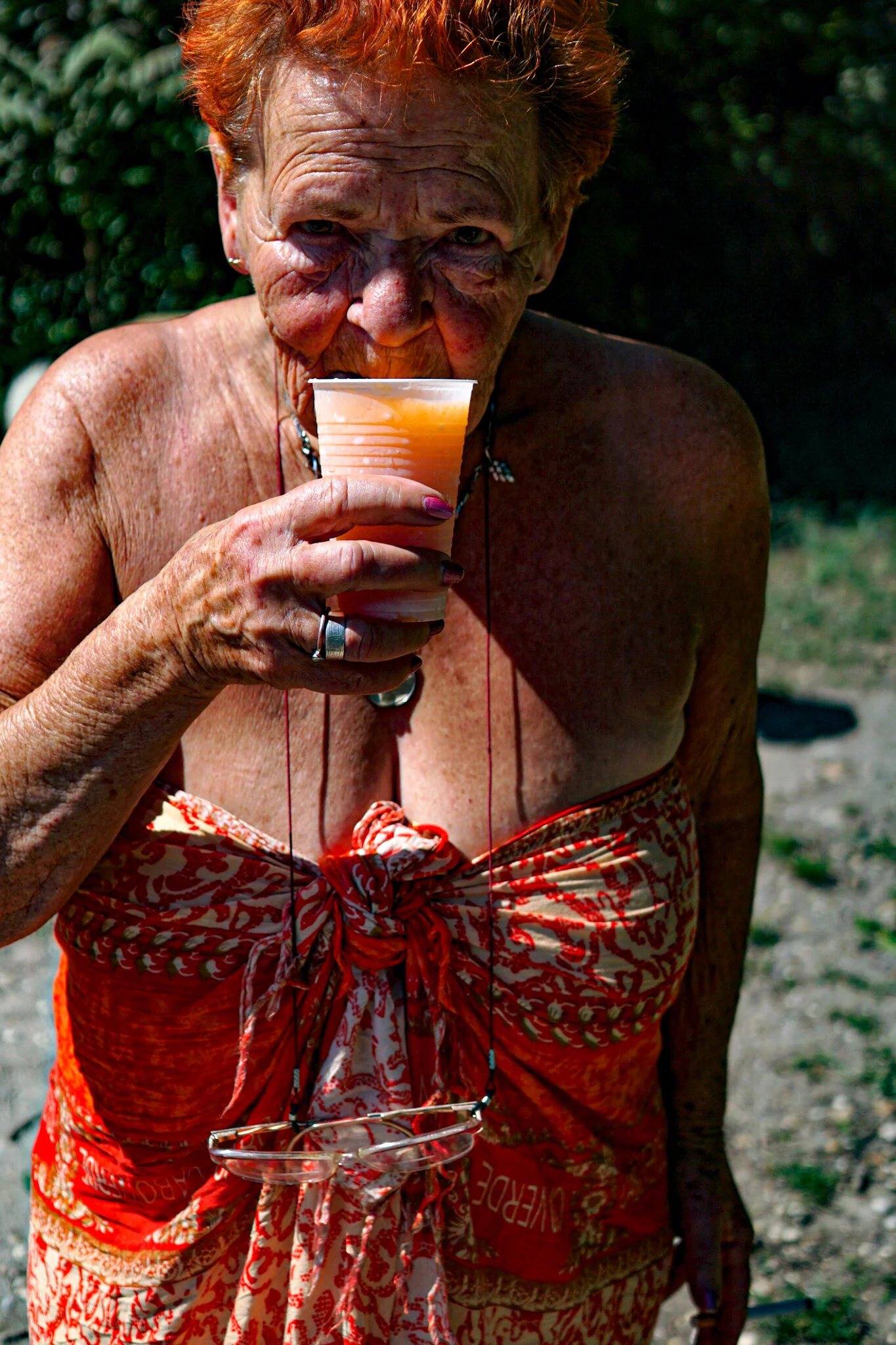 Roswitha mit dem Inselgetränk „Punscho“