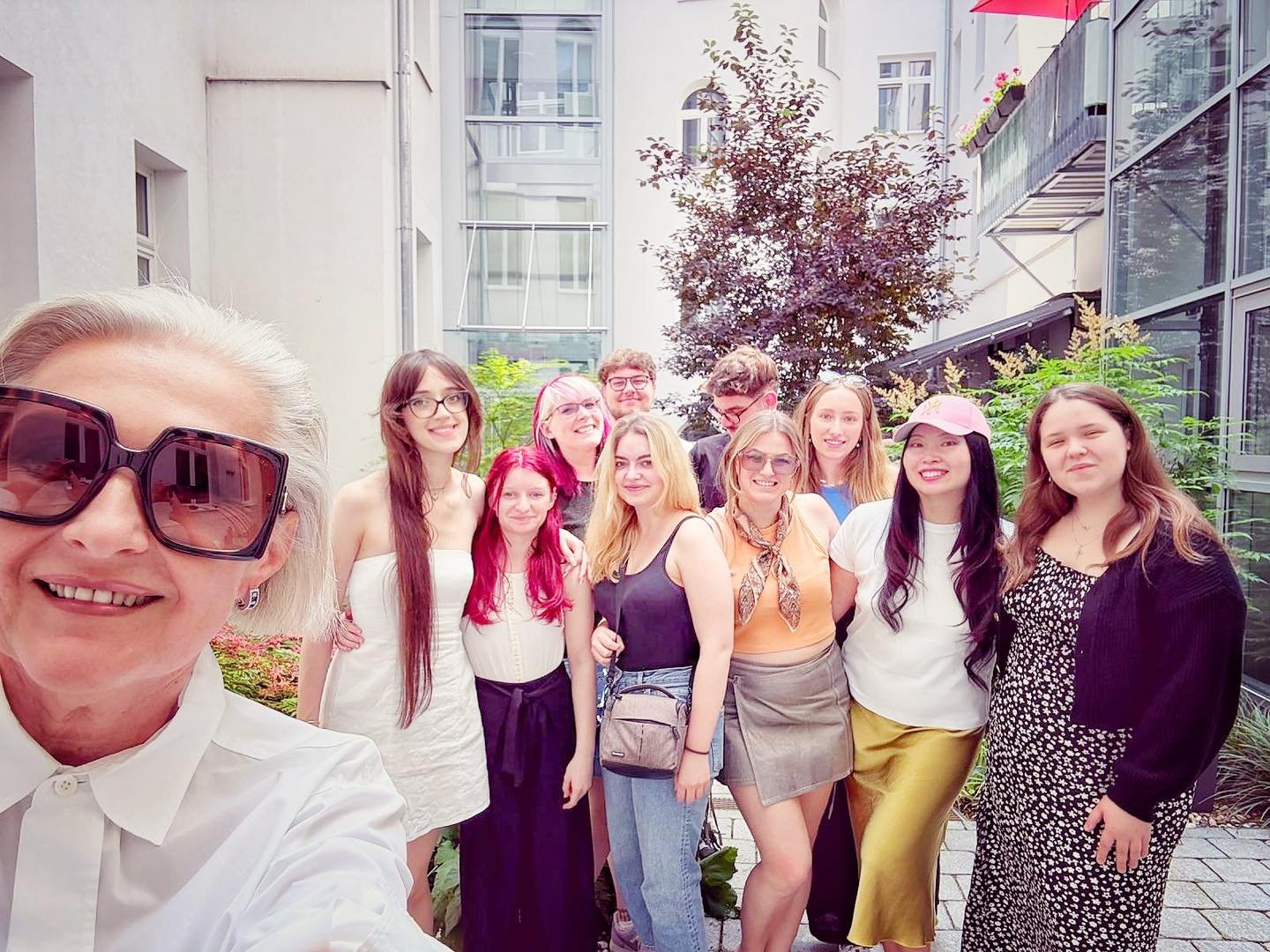 Ausbildung Fotografie, Film und Mediendesign 2024/25 - heute wurden von Direktorin Ing Nadja Gusenbauer und Fachbereichsleiterin Mag. Dina Lee die Diplome &uuml;berreicht. 
Gratulation an
Aydin Engin
Dobra Emanuel
Ettl Franziska
F&uuml;rnschu&szlig; 
