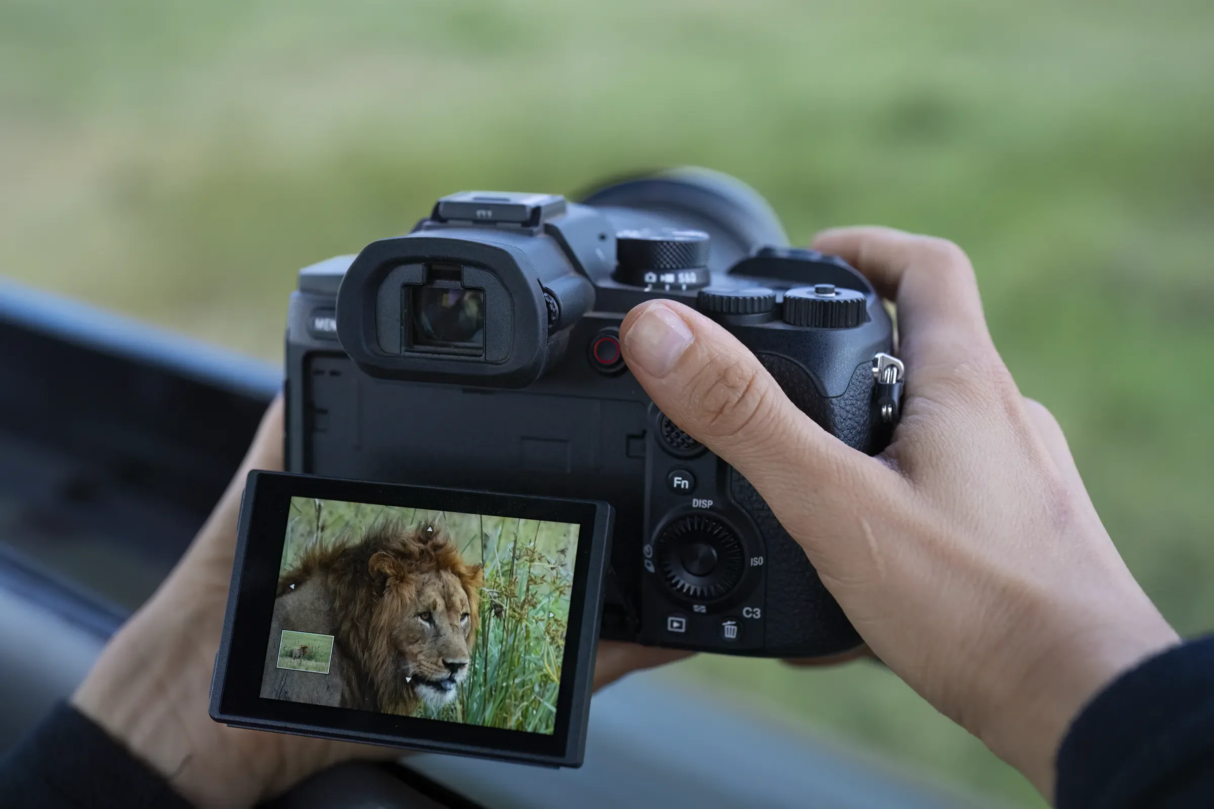 Sony präsentiert die neue RX10 V, die All-in-One-Superzoom-Kamera für Alltag, Natur- und Sportfotografie