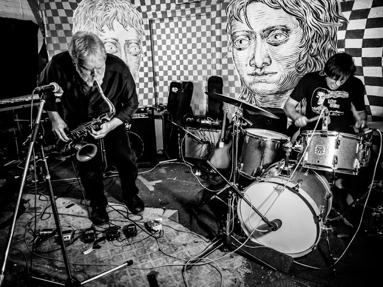 NYCTaper Presents: ::::: Kid Millions - Jim Sauter Duo ::::::: True Dreams ::::::::: Brian Chase (Yeah Yeah Yeahs) and Lisa Schonberg Duo Monday January 22, 2018 Trans-Pecos 9-15 Wyckoff Avenue Ridgewood Queens 11385 L to Halsey M to Myrtle Wyckoff $12 Advance $15 Day of Show All Ages http://kidmillionsjimsauterduo.blogspot.com/ https://truedreams.bandcamp.com/releases http://www.chasebrian.com/