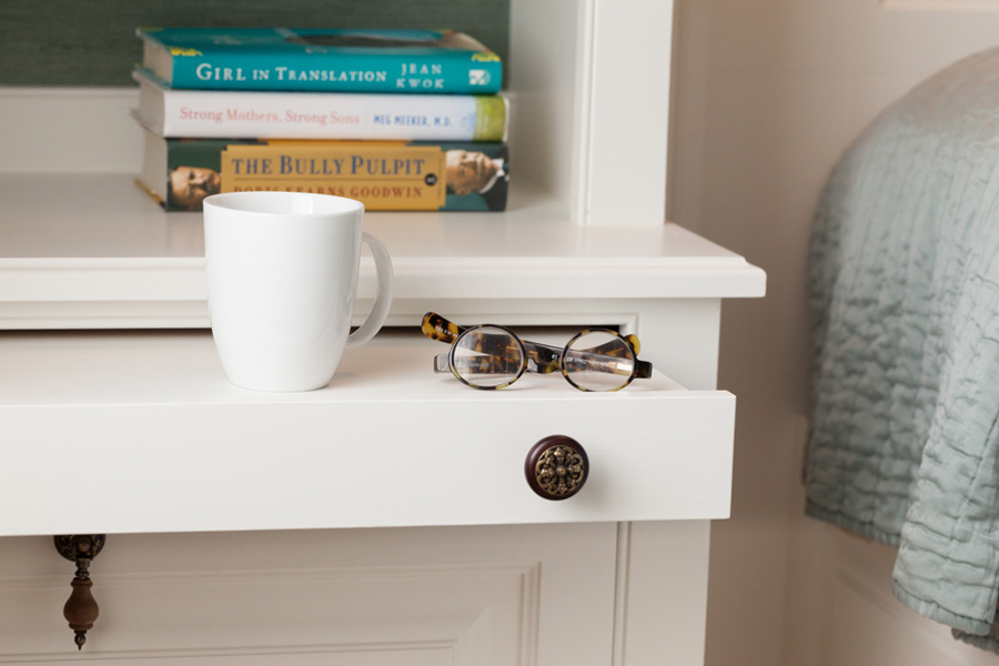 Pull-out nightstand tray