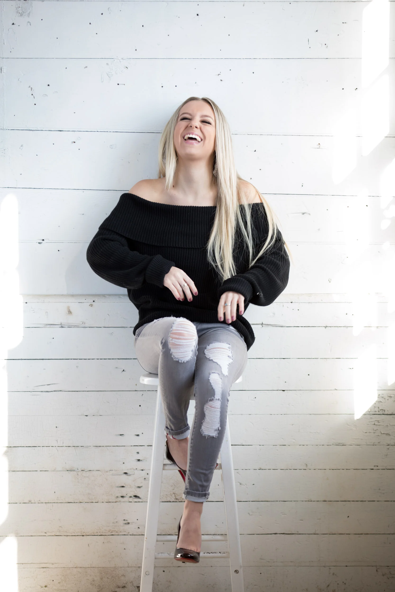 fun-laughter-bright-sunny-senior-pics