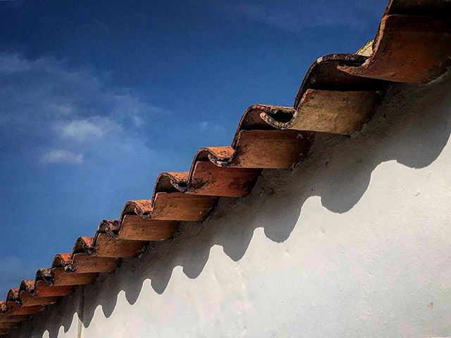 Split

Awesome architecture in Villa De Leyva, Colombia. Fun trip with @mijitapo 
#villadeleyva #colombia #southamerica #outdoors #blue #sky #roof #hoshtag