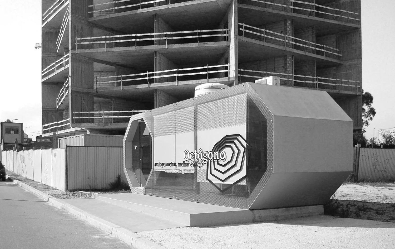 07 - Front View with Octógono Building_Vista Frontal com Edifício Octógono.jpg