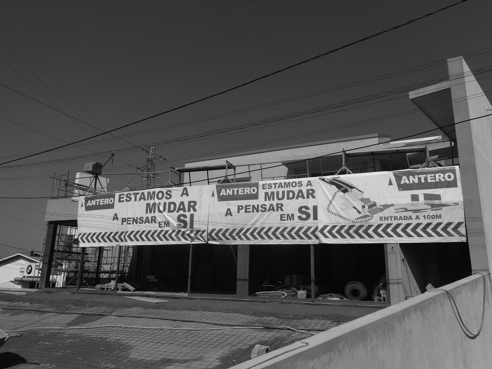 Antero Motos - Construção - Stand - Oficina - BMW - Yamaha - EVA evolutionary architecture - Arquitectos Porto (1).jpg