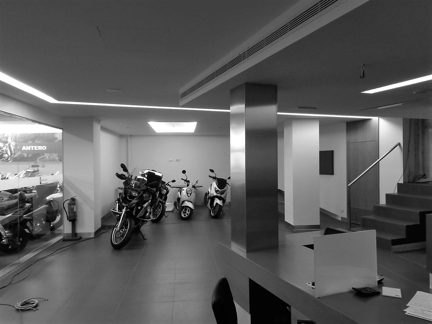 Antero Motos - Construção - Stand - Oficina - BMW - Yamaha - EVA evolutionary architecture - Arquitectos Porto (34).jpg