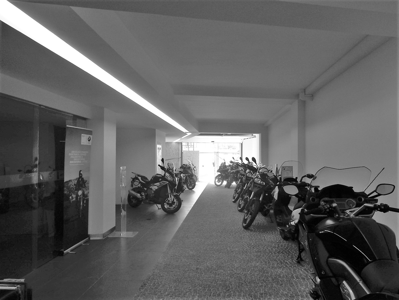 Antero Motos - Construção - Stand - Oficina - BMW - Yamaha - EVA evolutionary architecture - Arquitectos Porto (36).jpg