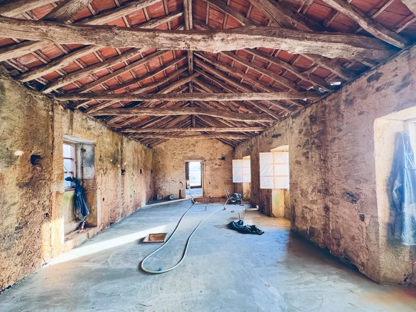pedra e madeira_obra/visita Moradia Fonte do Casal- #oliveiradeazemeis #portugal 
. #projecto @eva_atelier #porto www.eva-atelier.com 
.
. Fevereiro 2026
.
#architecture home landscape nature arquitecturaportuguesa