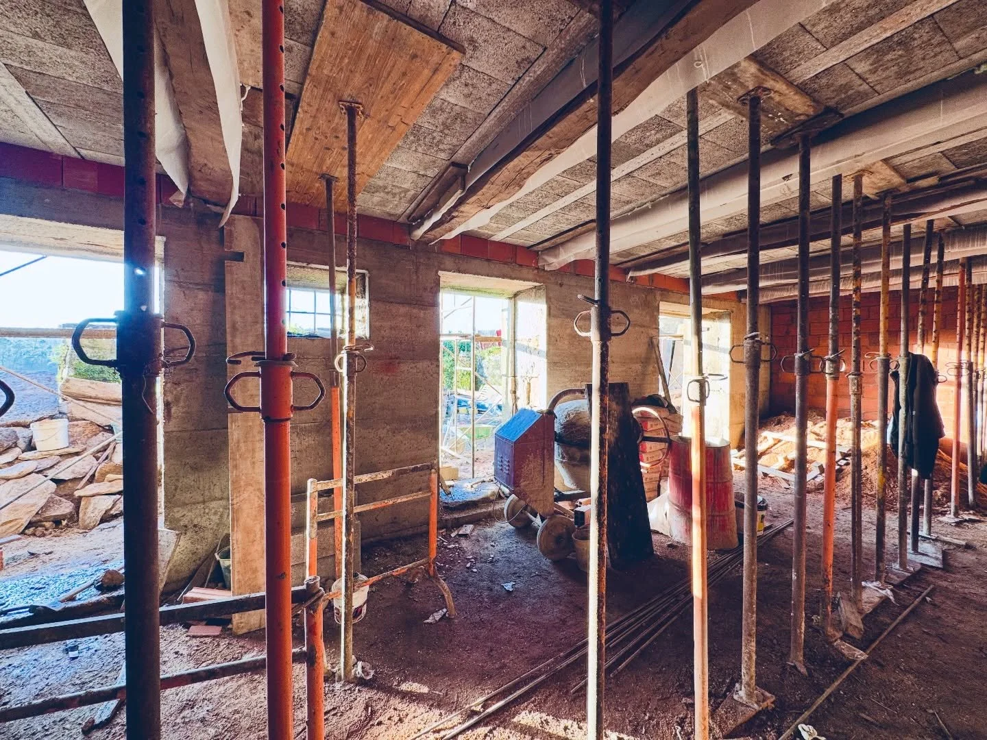 horizontal _obra/visita Moradia Fonte do Casal- #oliveiradeazemeis #portugal 
. #projecto @eva_atelier #porto www.eva-atelier.com 
.
. Fevereiro 2026
.
#architecture home landscape nature arquitecturaportuguesa