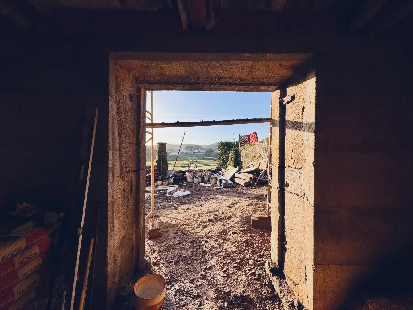 horizontal _obra/visita Moradia Fonte do Casal- #oliveiradeazemeis #portugal 
. #projecto @eva_atelier #porto www.eva-atelier.com 
.
. Fevereiro 2026
.
#architecture home landscape nature arquitecturaportuguesa