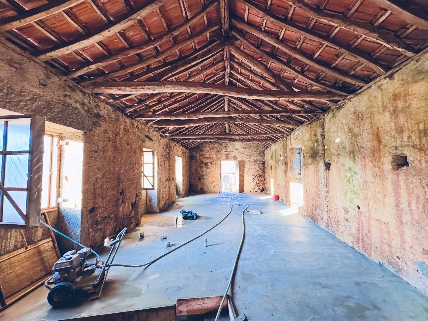 pedra e madeira_obra/visita Moradia Fonte do Casal- #oliveiradeazemeis #portugal 
. #projecto @eva_atelier #porto www.eva-atelier.com 
.
. Fevereiro 2026
.
#architecture home landscape nature arquitecturaportuguesa