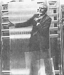 Figure 18. Bernard Jéquier displays one of his "one-of-a-kind" large lenticular screens (Jéquier, 1983)