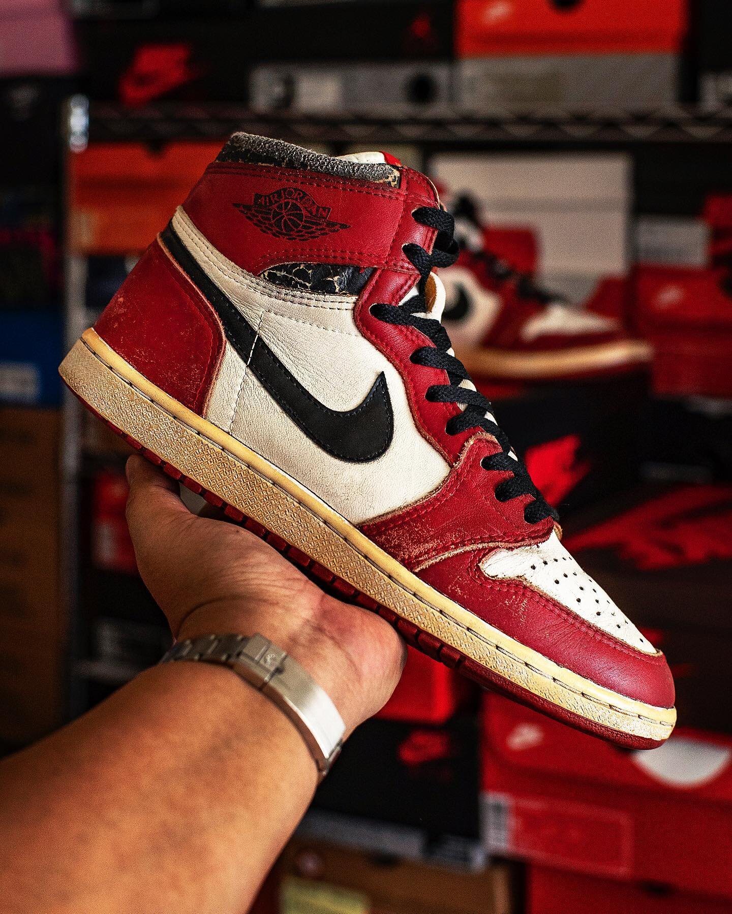 Preoccupied with 1985. Finally crossed another grail off the list. 1985 Chicago 1s.
.
.
.
.
#1985jordan1 #jordan1 #1985 #chicago1s #jumpman23 #thelastdance #grailstatus #complexsneakers #complexkicks #solecollector #soletoday #snkrskickcheck #inmyjs 