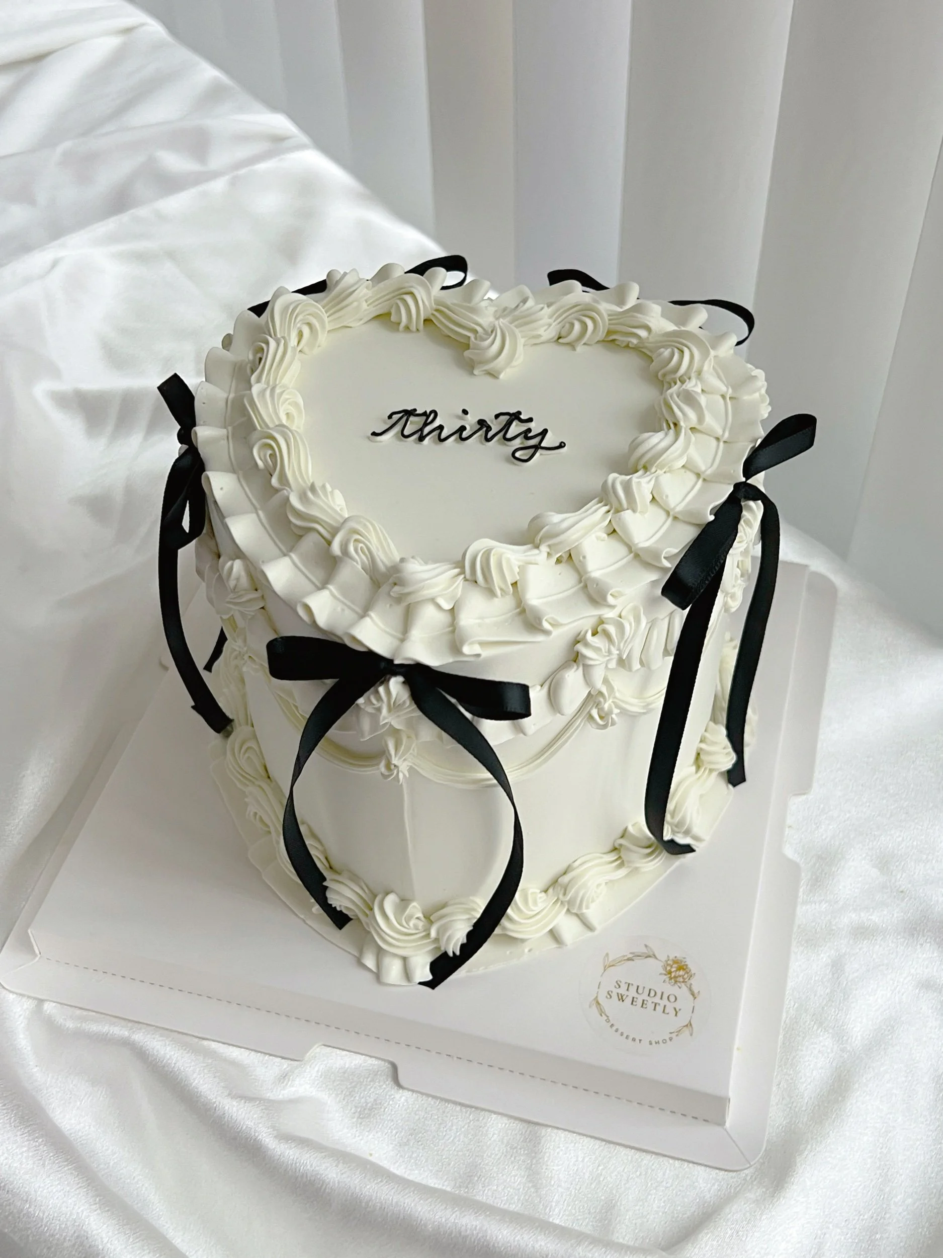 Classic Vintage Bow Cake