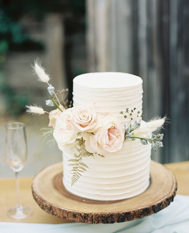 I actually got to eat a piece of this cake after decorating it and it truly tasted better than it looked. I'd take seconds if I could! ⁠
⁠
Photo @tracyburchphotography | Venue @bigsurbakery ⁠
⁠
#beachwedding #fallwedding #falllowers #bigsurwedding #b