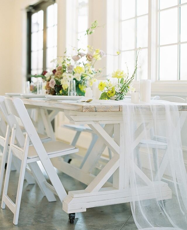 Fabric and flowers have to be my 2 favorite things. It's amazing how much softness this simple gauzy runner can add. ⁠
⁠
Photo @tracyburchphotography | Gowns &amp; Bridal Accessories @houseofwhitebridal | Florals @petalandpine | Venue @whitechateau ⁠