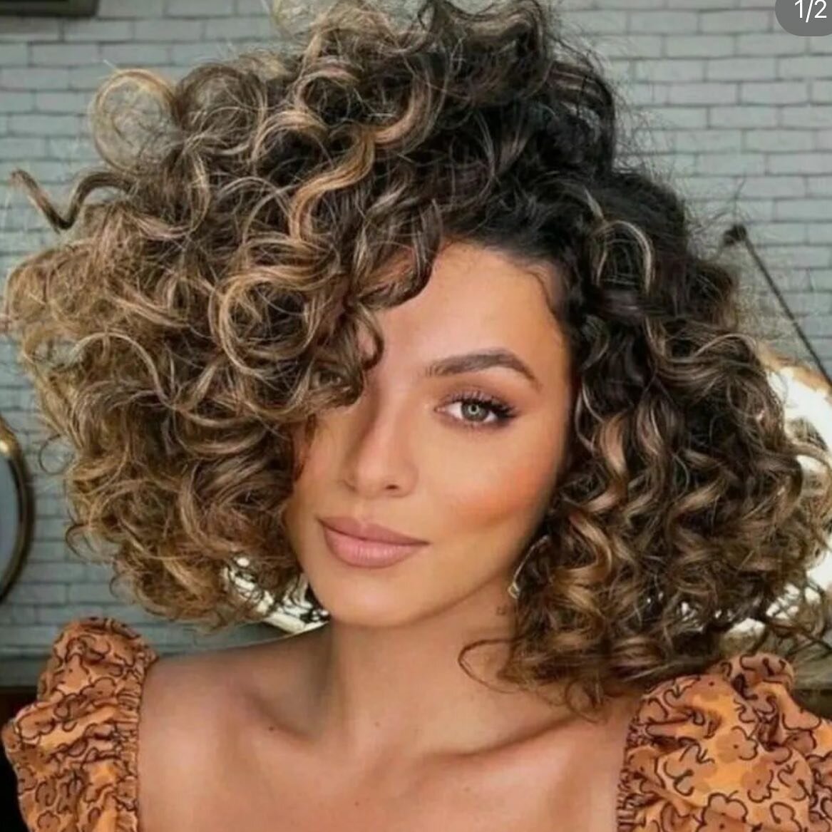 The shape and color are just perfect😍 
Hair by: @cachossbrilhantes 

#texpertcollective #texturedhairelevated #curlyhair #curlyhairstyles #highlights