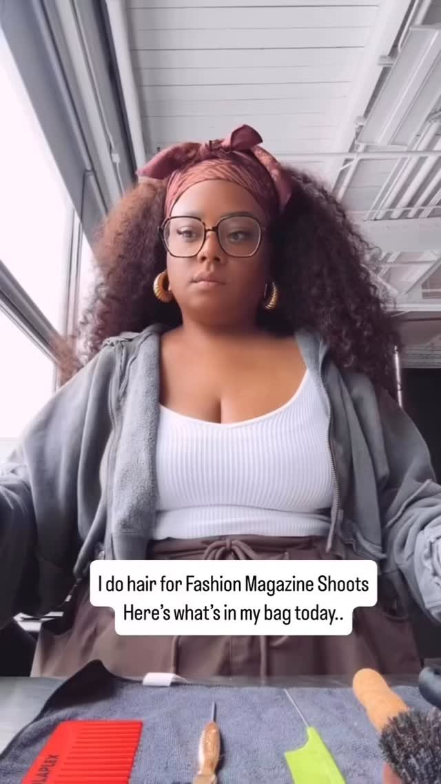 I spy….
@naeemahlafond , creator of @textureonset shares some essentials from her bag from one of her shoot days, and the Texpert Paddle Brush made the cut!
#texpert #whatsinyourbag #artisthighlight #texturedhair #hairishair #setlife #kitess