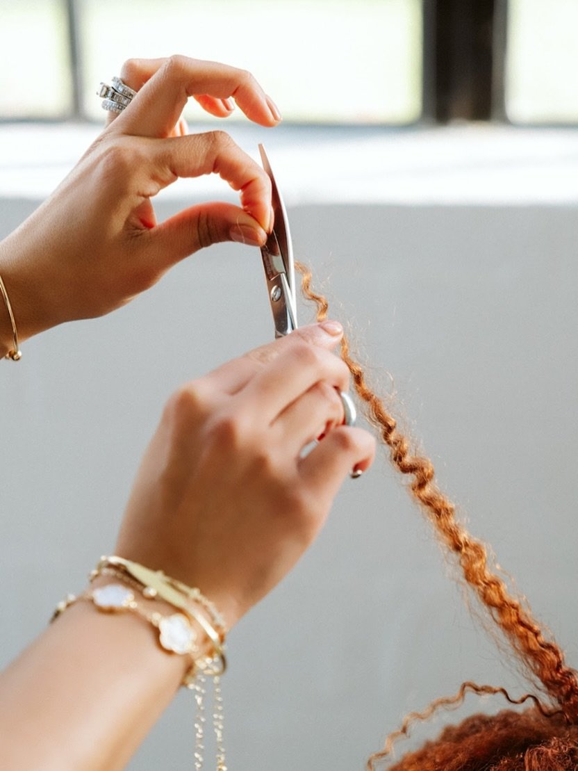 Cutting curls isn&rsquo;t about cutting more&mdash;it&rsquo;s about cutting smarter. ✂️ Curve shears allow us to follow the natural bends, dips, and movement of textured hair for precision without disruption. This is curl education, elevated. 👀 Catc