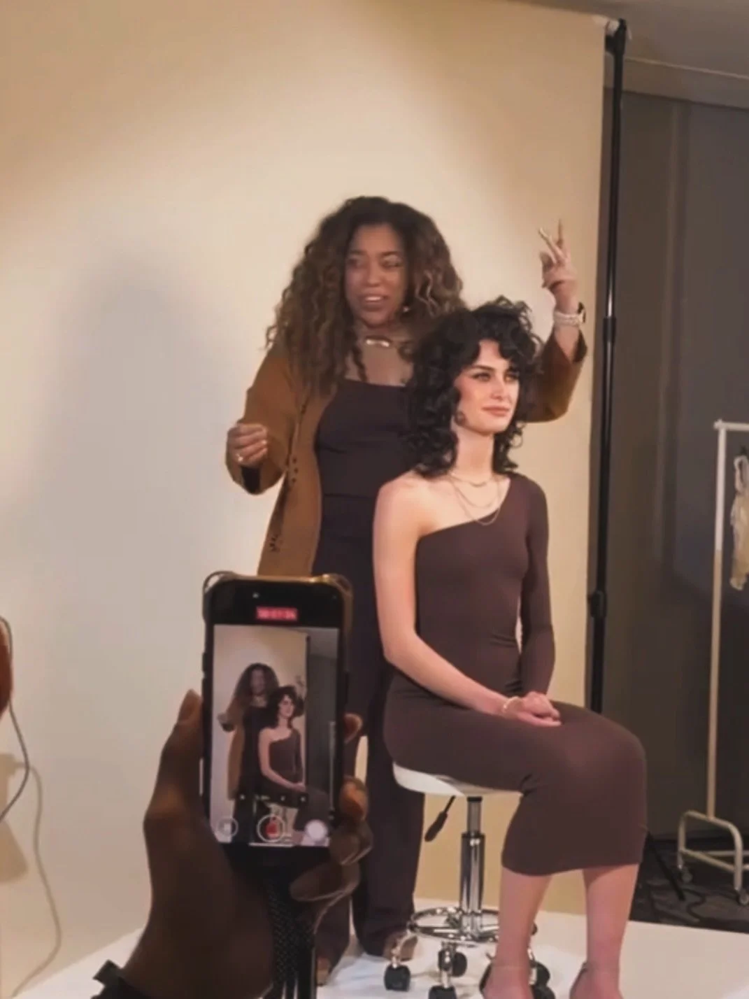 ✂️ Precision Meets Curl Innovation ✂️

At Texpert Collective, our curly hair specialist curved shears are designed to work with the natural movement of curls &mdash; not against them. The unique curved blade allows stylists to sculpt curls with preci