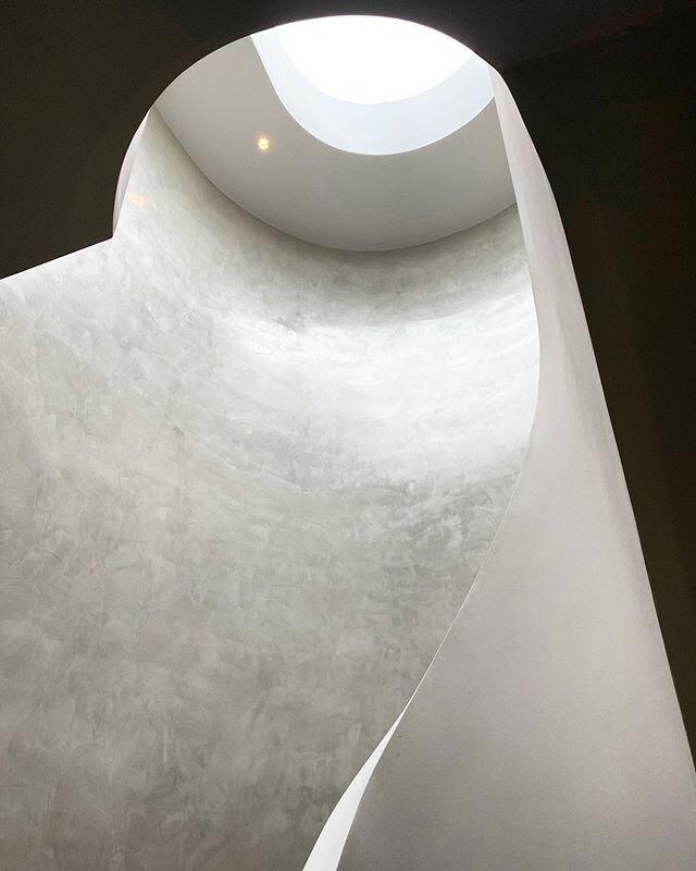 I get so excited about #polishedplaster 💫 especially when I get to put it on sculptural staircases 💫