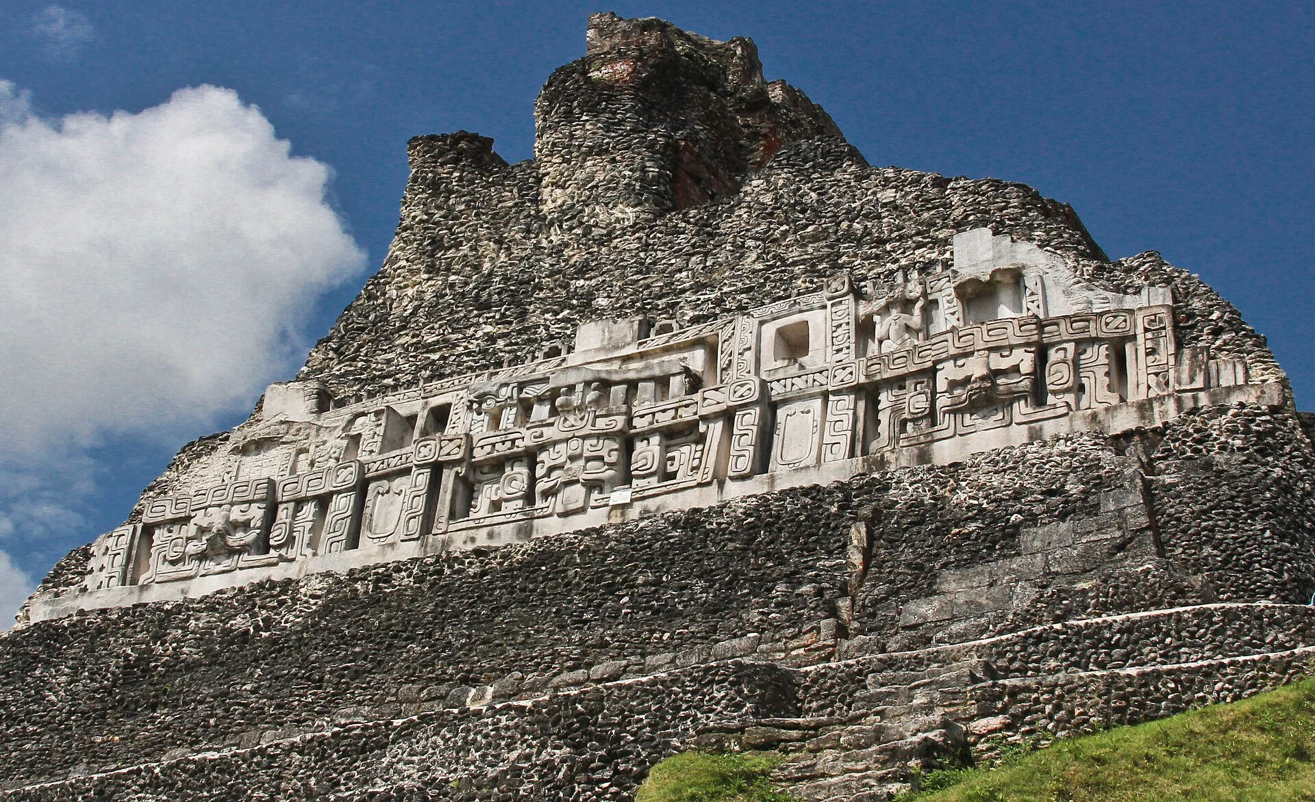 Friso de estuco en la parte alta del Castillo de Xunantunich