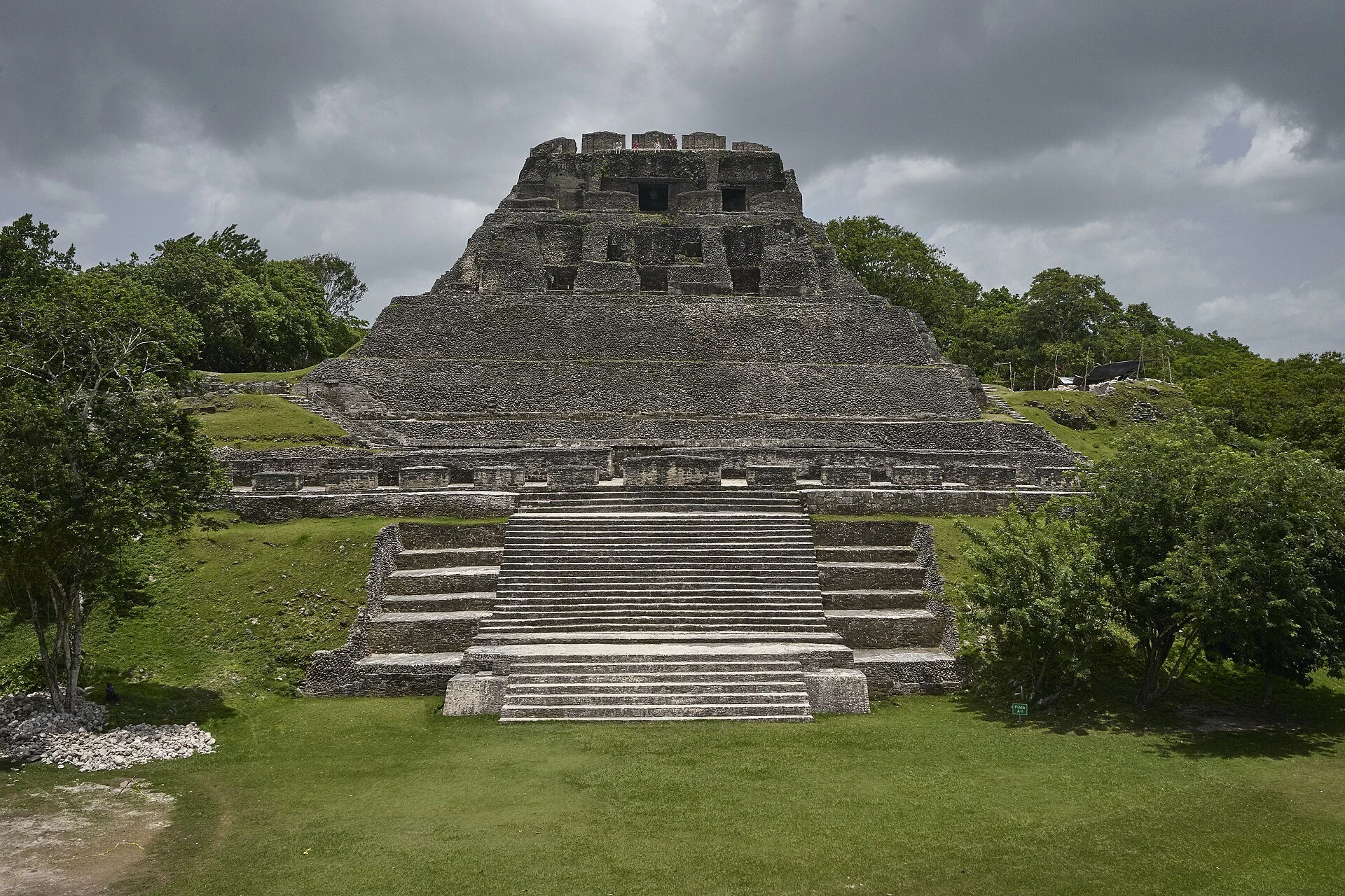 El Castillo de Xunantunich, Belice, visto desde la Estructura A-1