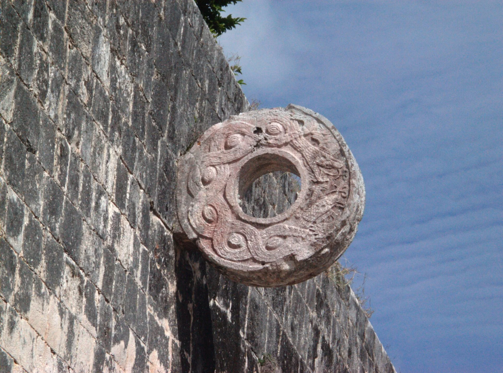 Aro de piedra empotrado en el muro del Gran Juego de Pelota de Chichén Itzá