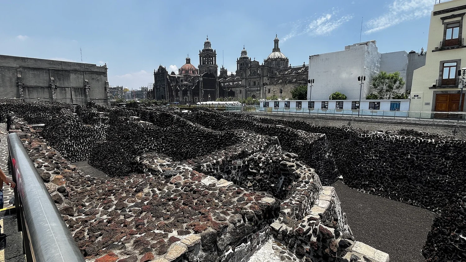 Zona arqueológica del Templo Mayor con la Catedral Metropolitana de la Ciudad de México al fondo