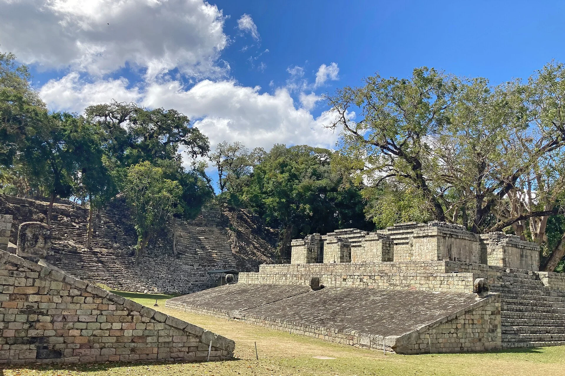 La cancha de juego de pelota de Copán, Honduras, entre dos edificios con taludes
