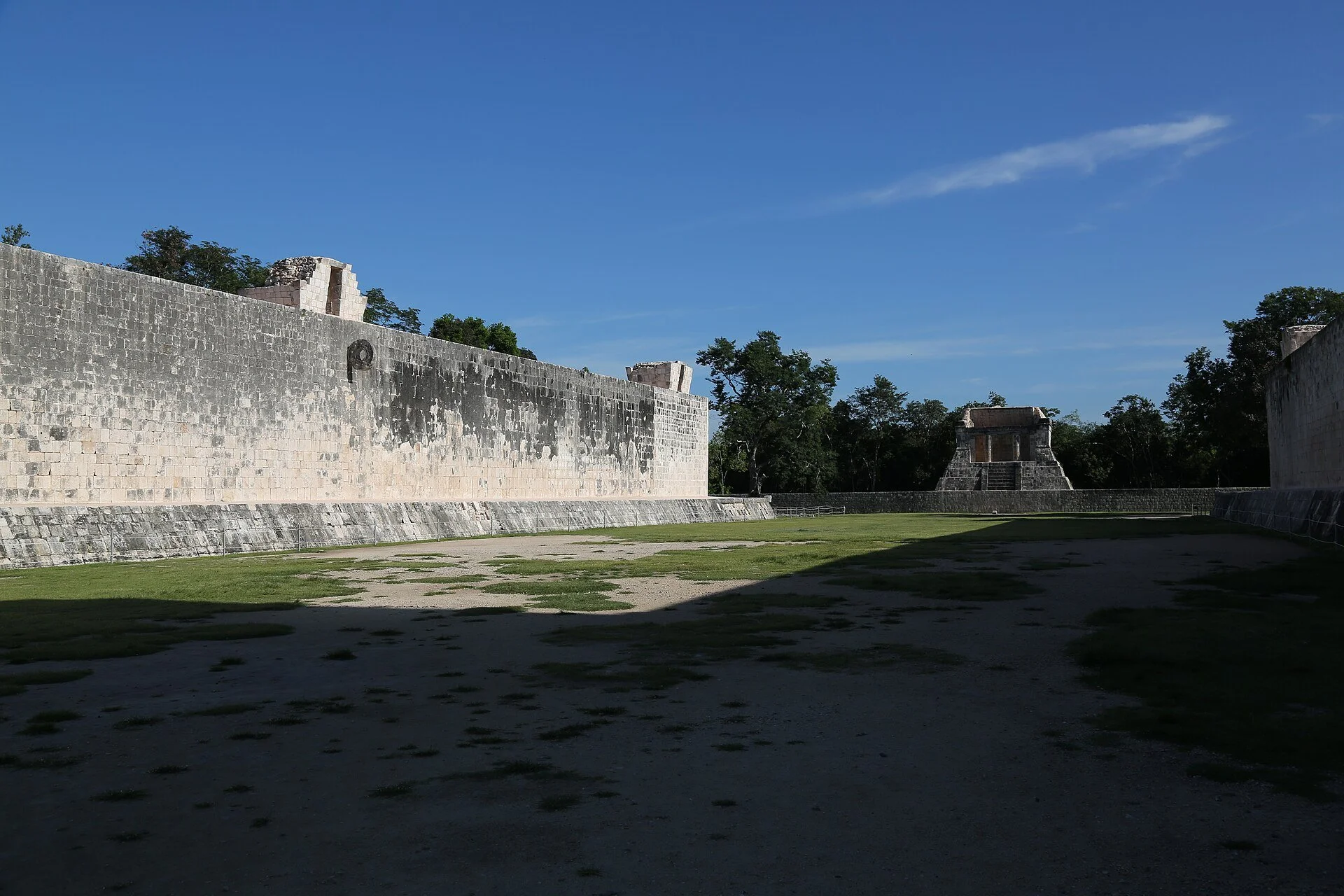 El Gran Juego de Pelota de Chichén Itzá: dos muros paralelos de piedra y la cancha entre ellos, con el Templo Norte al fondo