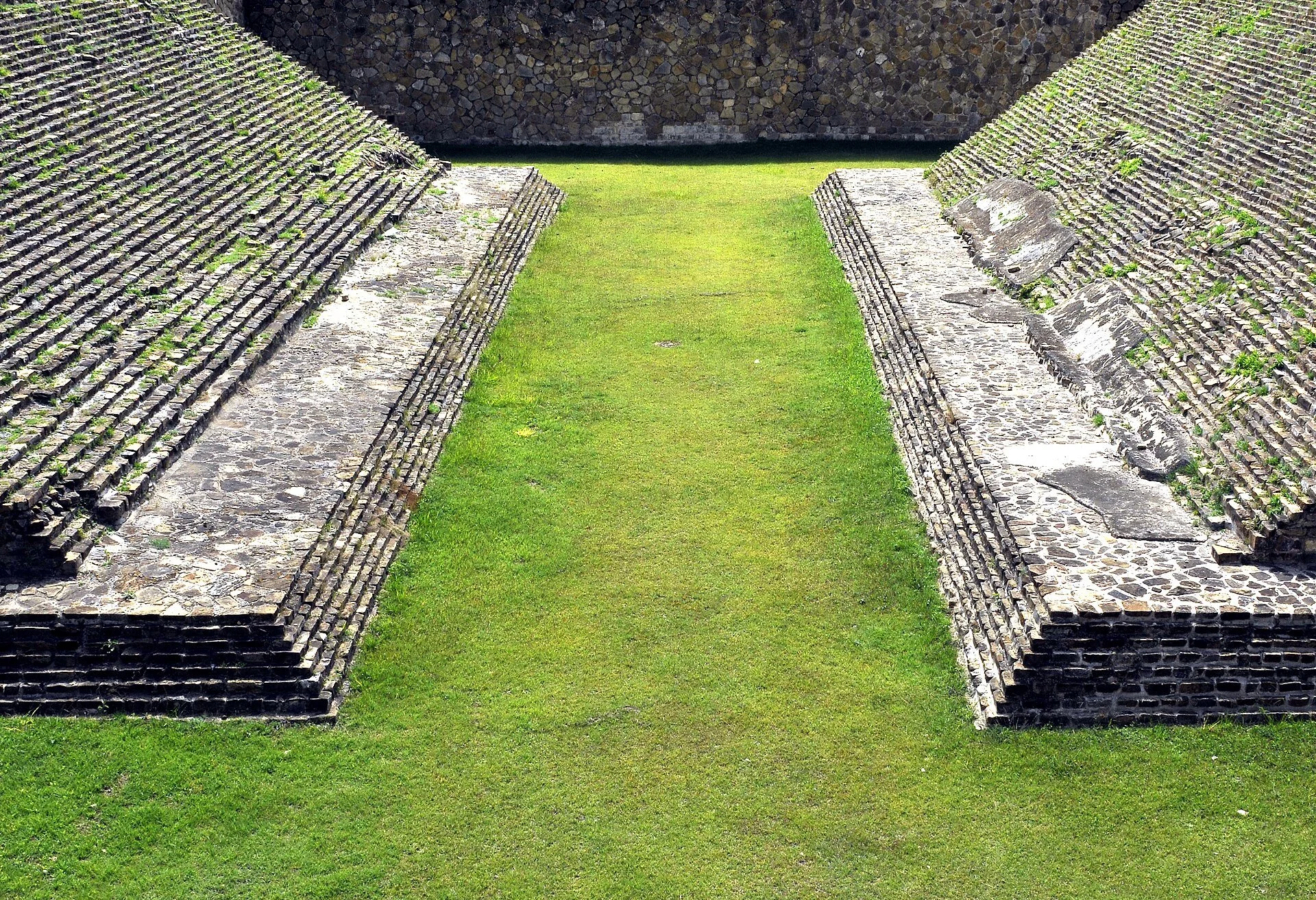 La cancha de juego de pelota de Monte Albán, en forma de I, con sus taludes de piedra