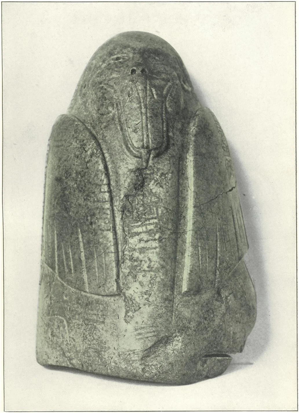 La Estatuilla de Tuxtla: figurilla de piedra verde con rostro humano, largo pico de ave y alas plegadas