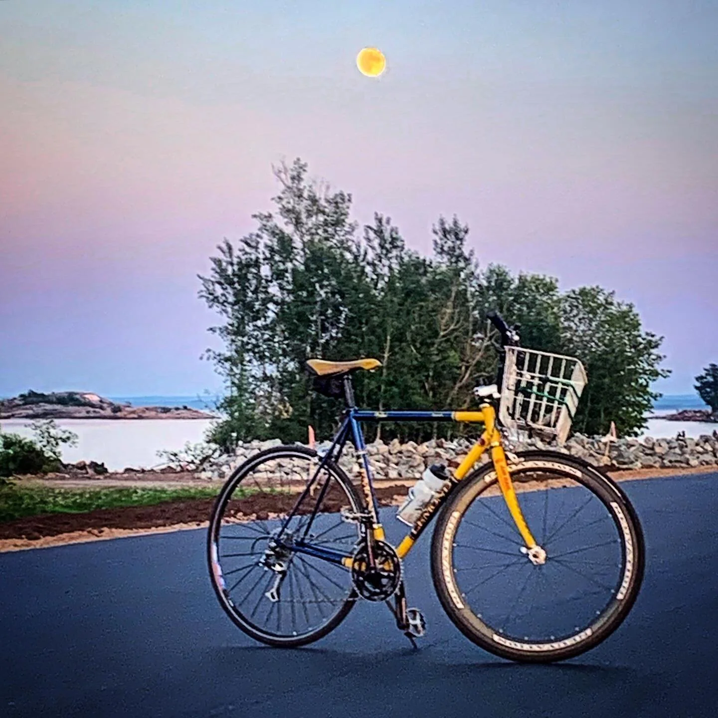 Pro tip. If you put a kickstand on your bike it&rsquo;s easier to include it in pictures with the moon. New Lakeshore Blvd is pretty nice. 
#lemond #reynolds853 #bmxroad #racecommuter #themoon #sunsetcruise