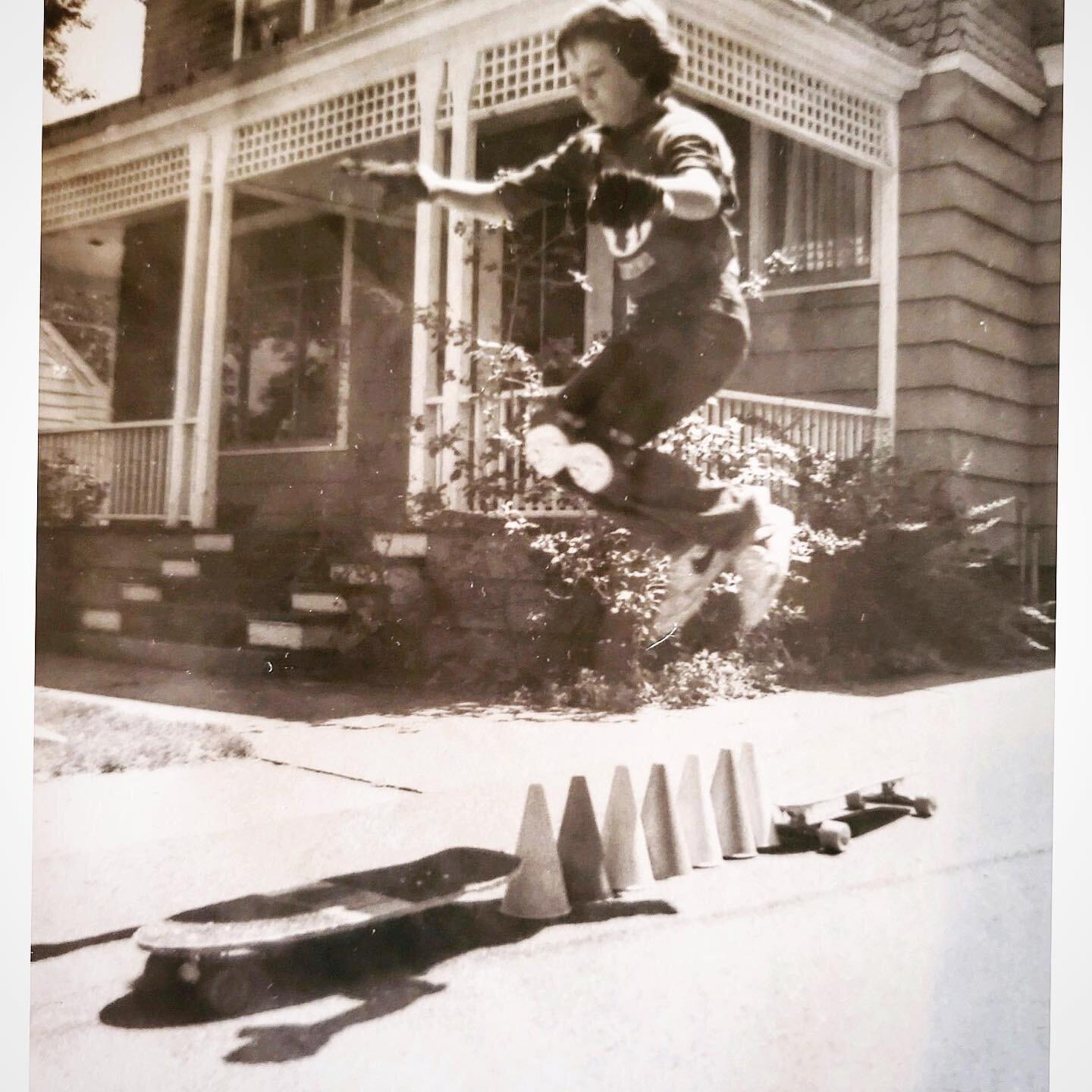 I thought I was pretty rad with this stunt when I was 13. I recently saw a video of a dog pulling off the same move. 😐
#oldschoolskateboarding #oldtricksnewdog #dogtown #powellperalta #quicksilver #olympusom1 #kodaktrix400 #cheaptrick #lookout