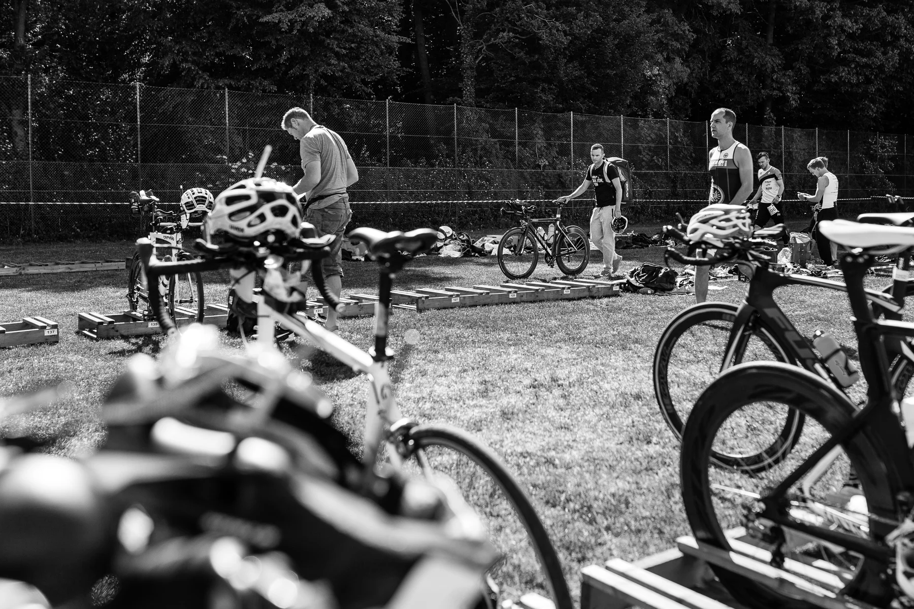 We are Triathlon In der Wechselzone entledigt sich Christian seines Neoprenanzugs und springt auf das Rad. Jeder Starter hat seine eigene Box, in der er sich seine Ausrüstung zurechtlegen kann.