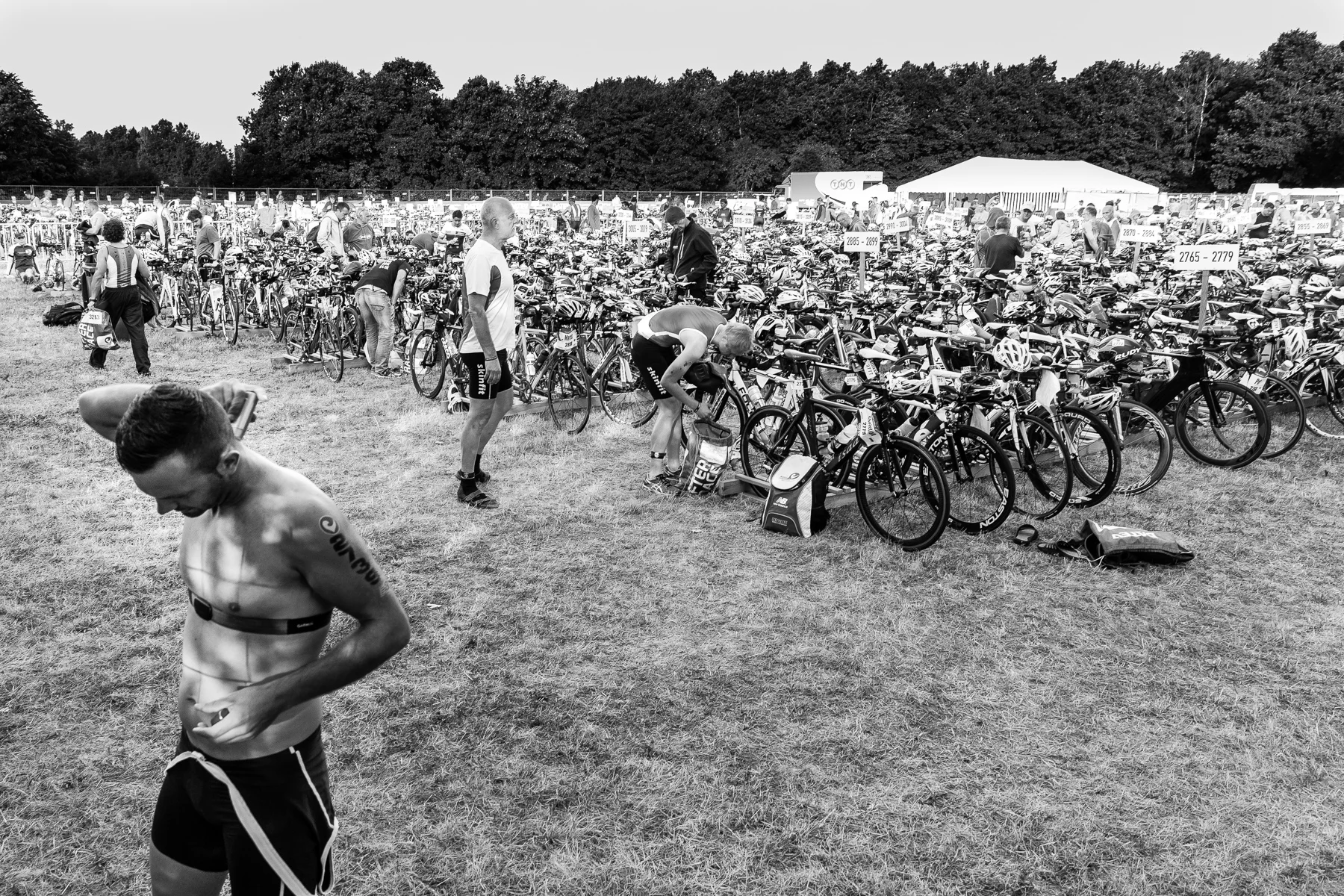 We are Triathlon Weniger als zwei Stunden bis zum Startschuss. Letzte Handgriffe in der Wechselzone. Herzfrequenzmesser. Sonnenschutz. Nichts darf fehlen.