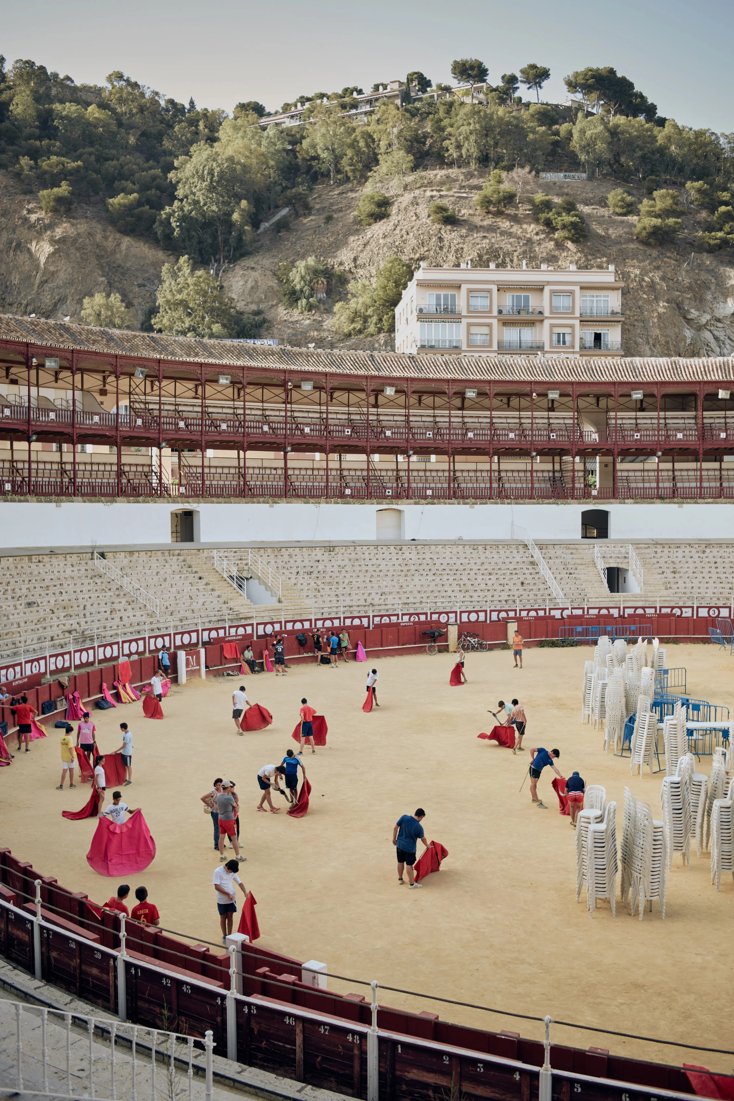 Novilleros Málaga in Südspanien. Die Arena am Plaza de toros de La Malagueta von 1874 ist eine der größten des Stierkampflandes. Abends finden hier Konzerte oder traditionelle Stierkämpfe statt. Tagsüber trainieren hier die Jungstierkämpfer für den blutigen Kampf, der sie zu etwas Besonderem in der spanischen Gesellschaft werden lässt.