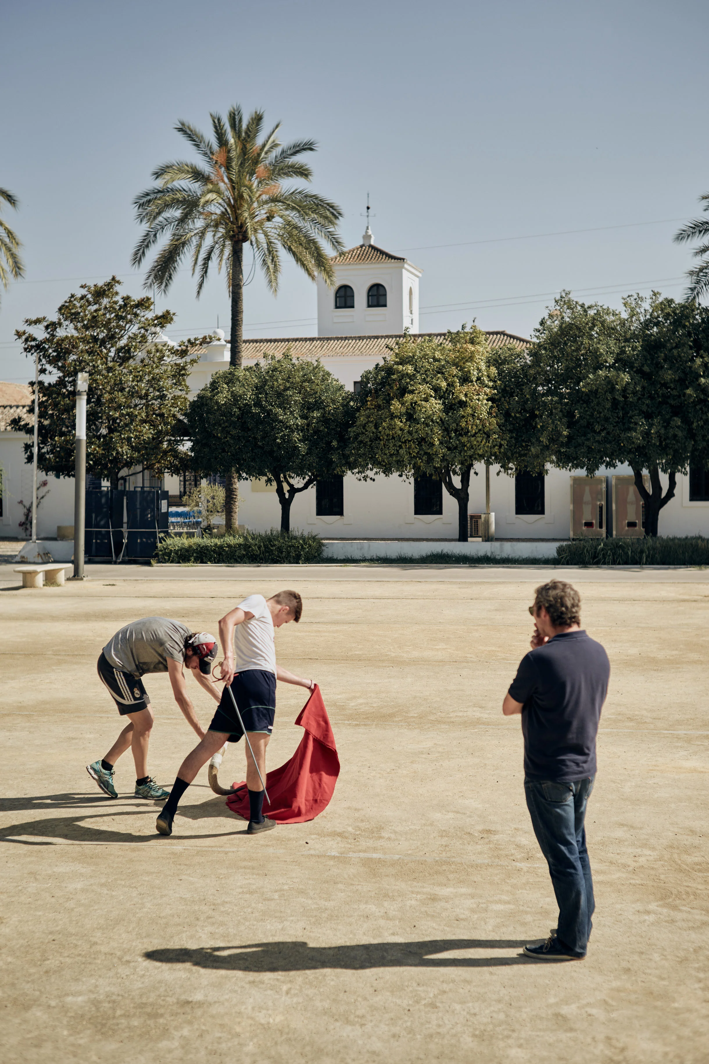 Novilleros Steht keine Trainingshalle zur Verfügung, werden öffentliche Parks, Plätze oder der private Hinterhof zur Arena. Die tänzerischen Techniken, mit denen der Stier geführt wird, sind Jahrhunderte alt und werden von ehemaligen Matadores de Toros an die Novilleros weiter getragen.