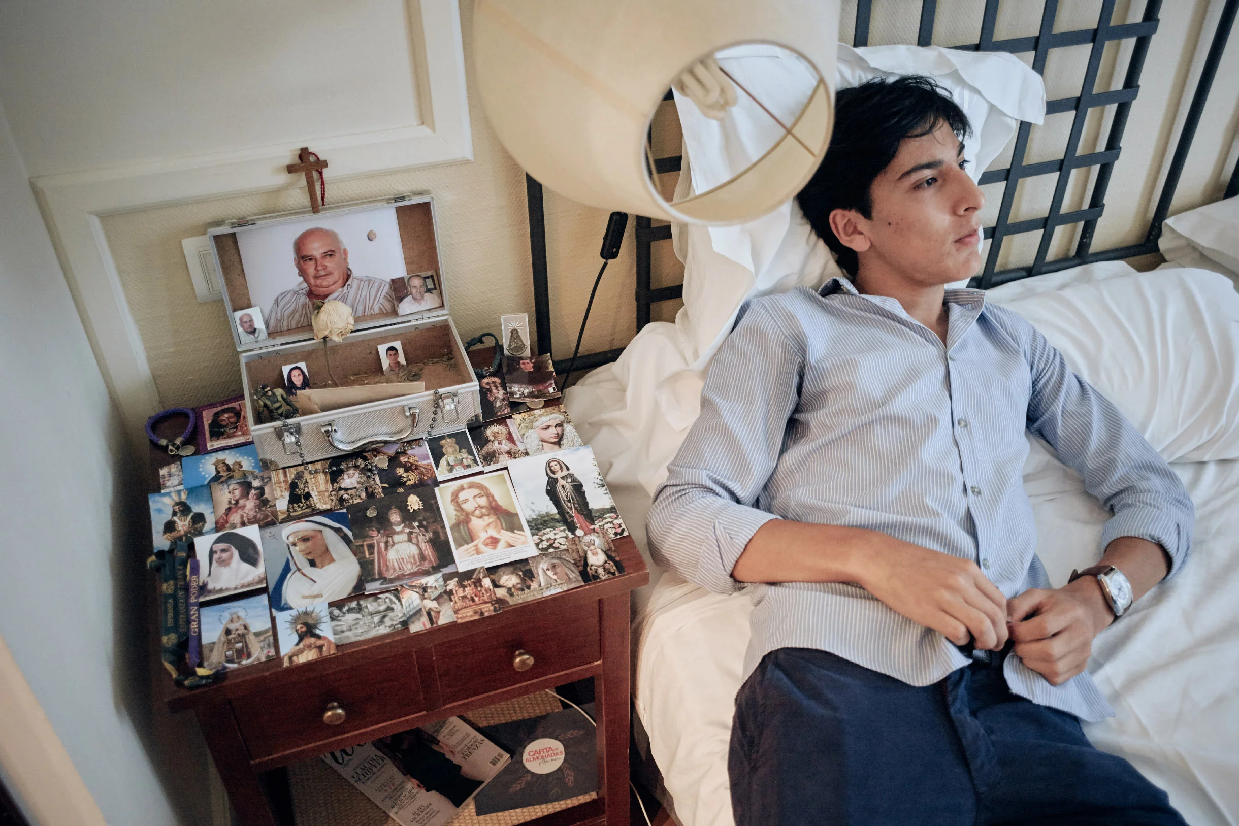 Novilleros In den Stunden vor dem Kampf kommen oft enge Freunde und die Familie in das Hotelzimmer, welches sich in der Nähe der Stierkampfarena befindet. Der persönliche Altar ist für die stark religiösen Toreros unersetzlich.